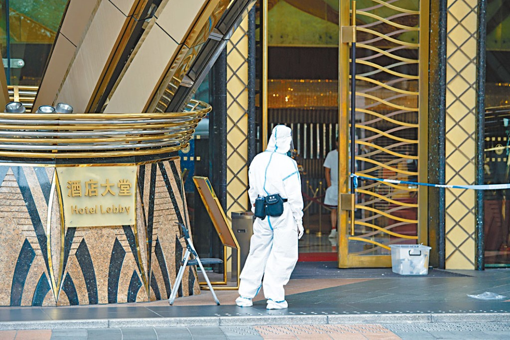 澳門疫情漸見緩和,工商業活動及場所今起可有限度「復市」。