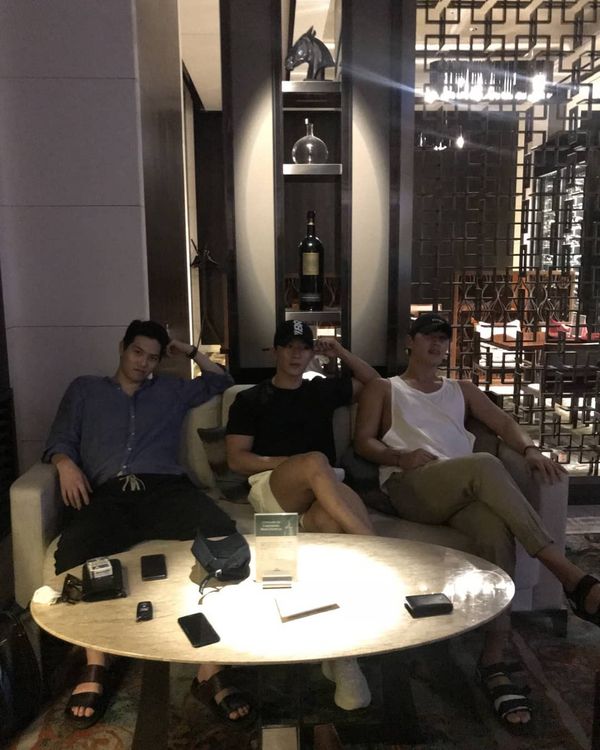 宗泫在入伍前，上載多張與好友飯聚的相片。