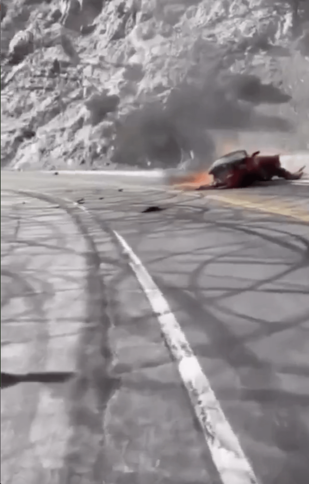 全車隨即陷入火海。