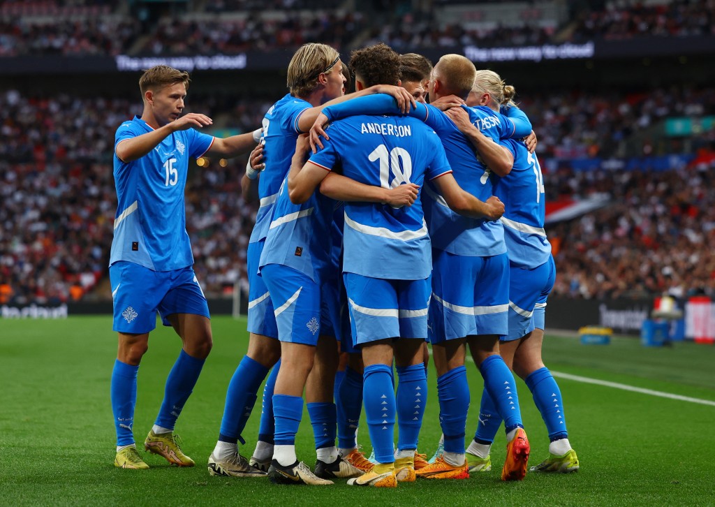 英格蘭最後一場歐國盃熱身賽爆冷敗給冰島(藍衫)。REUTERS