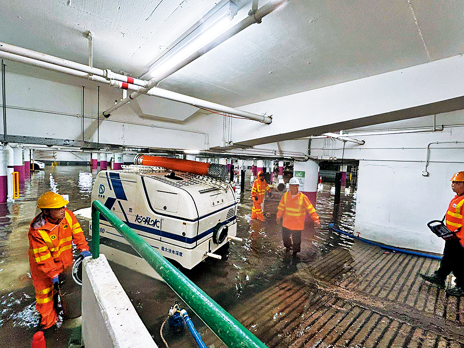 渠務署派員到停車場,用強力排水機械人「龍吸水」清理積水。