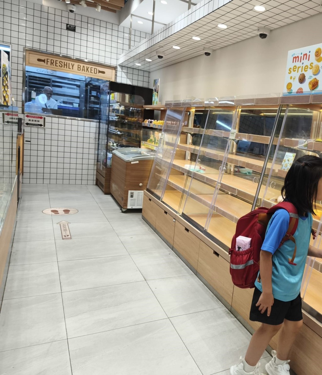 有馬鞍山的麵包店貨架空空如也。 有馬鞍山的麵包店貨架空空如也。