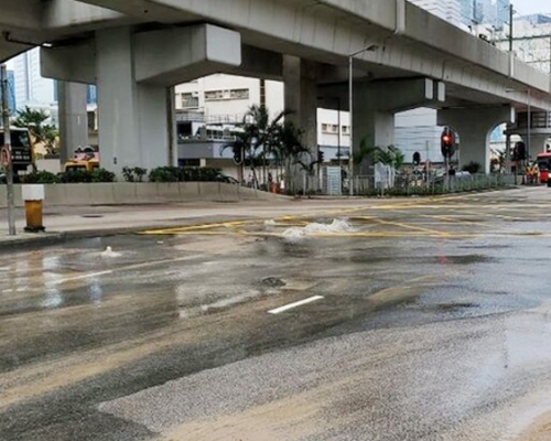 鯉魚門道爆水管,附近路面水浸。 FB圖