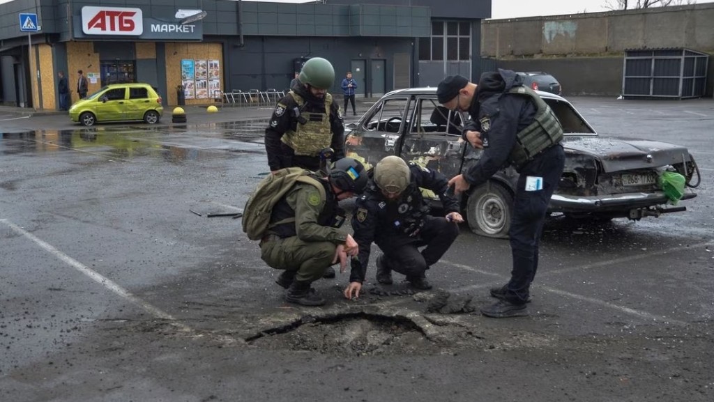 乌克兰赫松市遭受炮弹袭击。路透