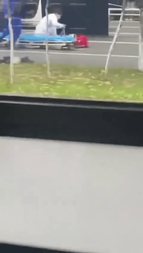医护到场处理伤者。