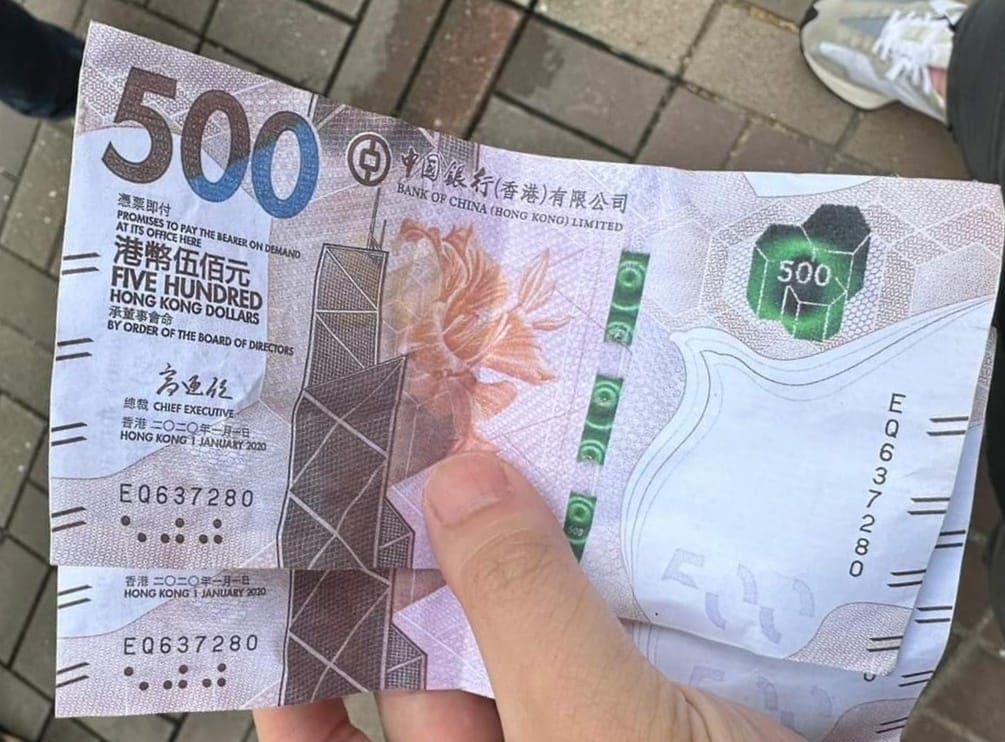 一張手持兩張孖生500港元鈔票的相片近日在網上瘋傳。網圖
