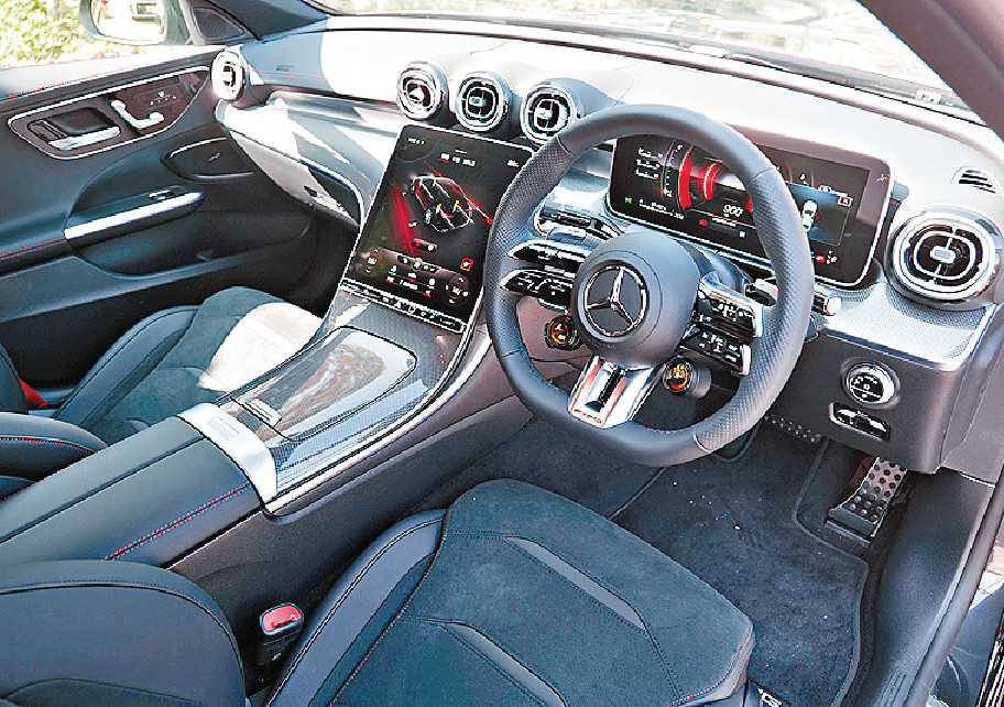 ■車廂格局跟新C-Class相同，換上AMG專用軚盤，示範車加有碳纖維配飾。