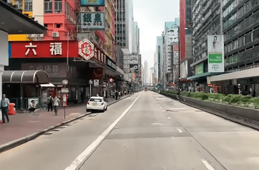 私家车铲上行人路。fb：车cam L（香港群组）