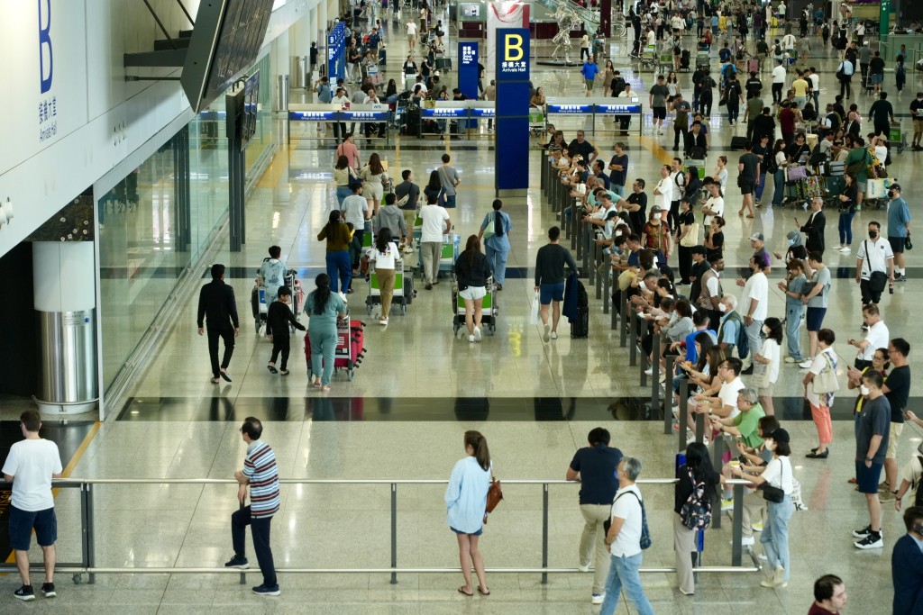 月内机场处理的客运量达407万人次。资料图片