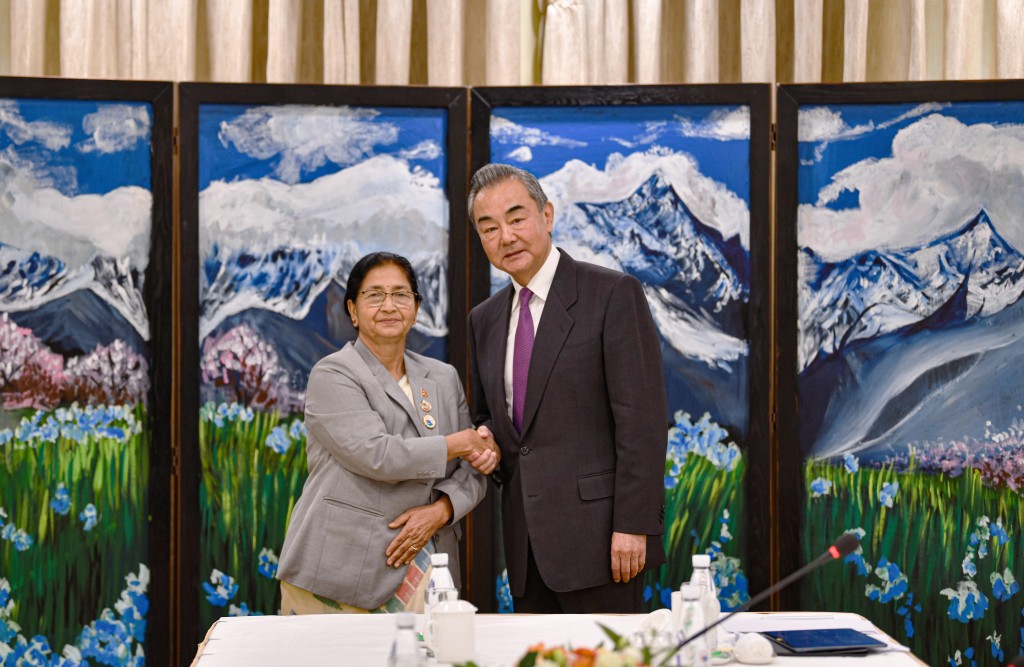 王毅會見尼泊爾聯邦院副主席阿亞爾。 新華社
