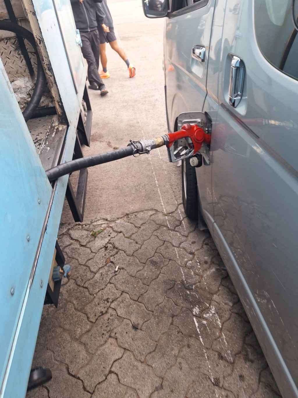 消防處於城西道及耀沙路搗破兩個非法加油站。消防處提供圖片 消防處於城西道及耀沙路搗破兩個非法加油站。消防處提供圖片