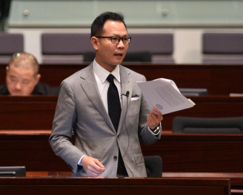 郭榮鏗在立法會大會提問，要求港府交待立法進展。 