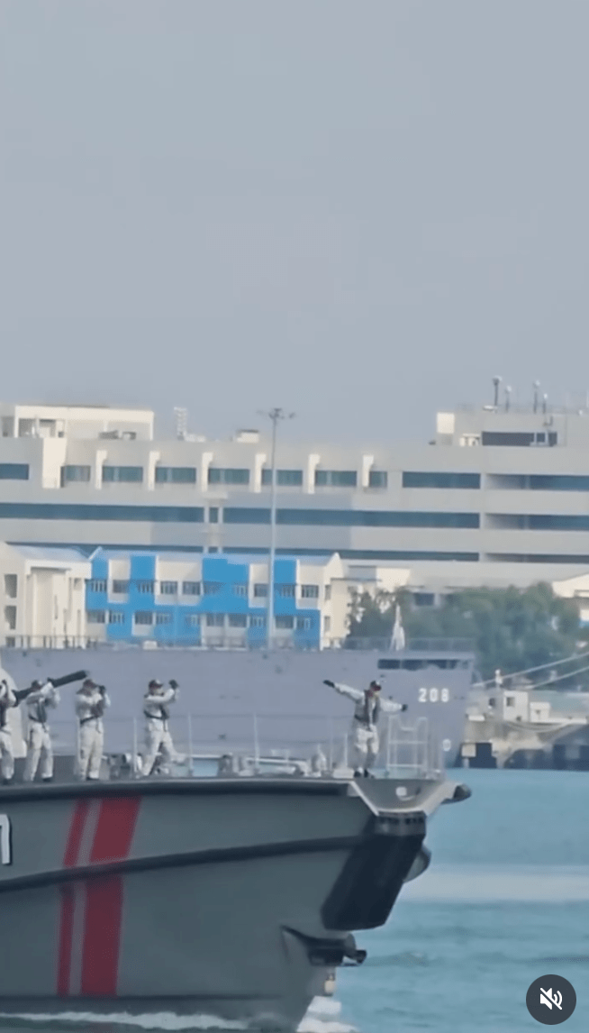 近日，連新加坡海軍也加入致敬行列，在Instagram（@sgnavy）發布影片，軍人身穿制服，模仿雷揚的標誌性舞步，包括拋飛吻與手臂節奏動作，引發當地民眾關注。