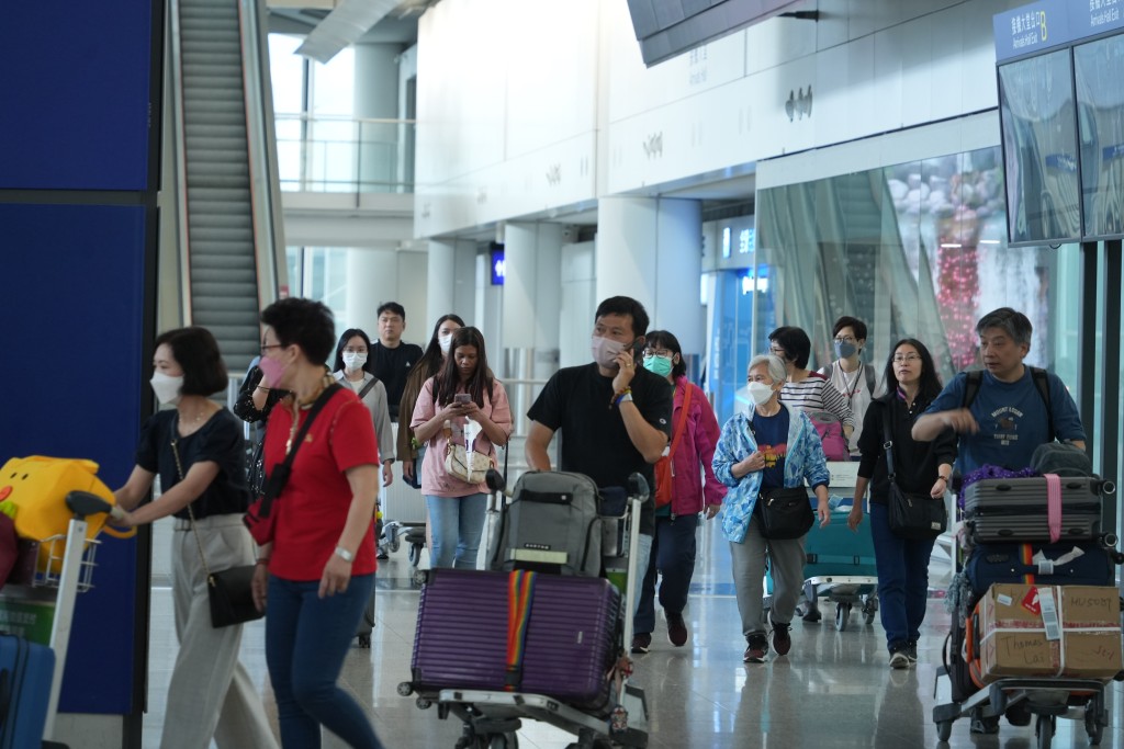 有不少旅客均表示，希望增加香港往來該8個城市的直航航班。吳艷玲攝