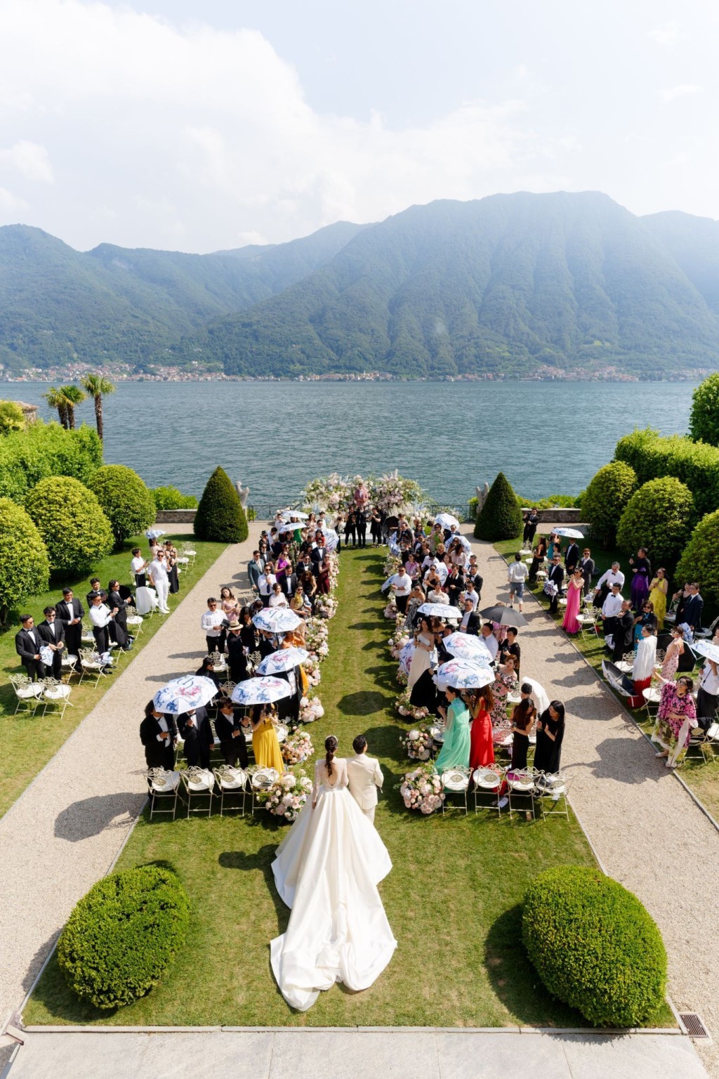 甄子丹与太太汪诗诗补办婚礼，在意大利科莫湖举行仪式，获大批亲朋好友到场见证。