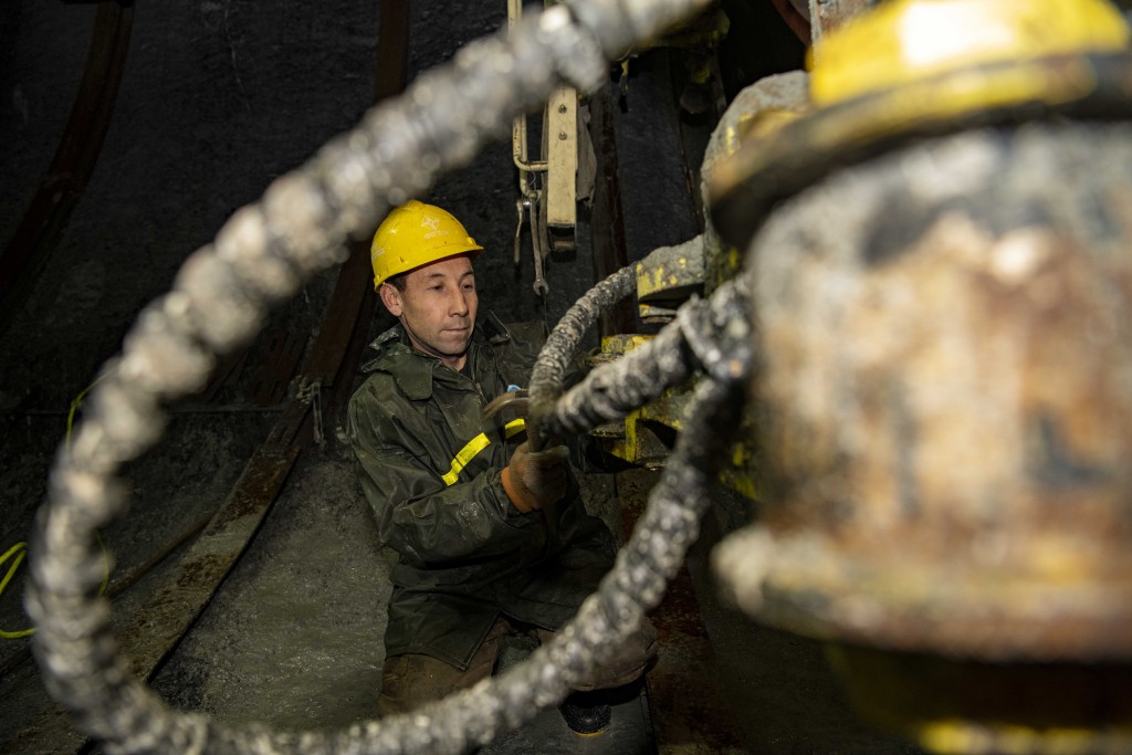 工人在新疆天山勝利隧道內施工。新華社