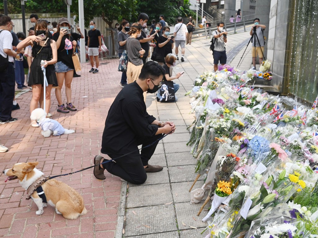 市民带同爱犬前往悼念。