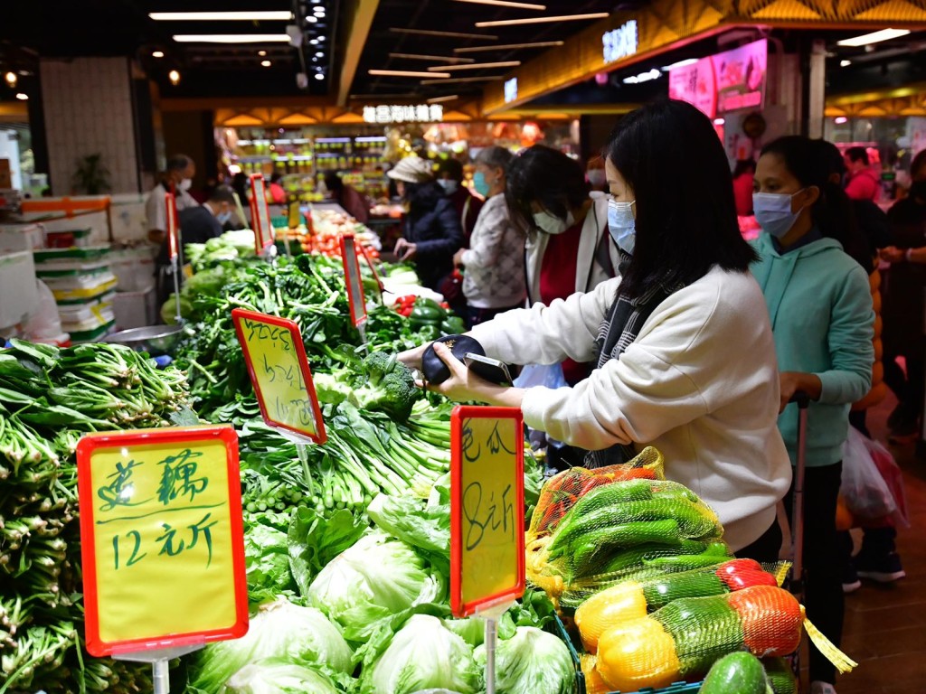 市民到街市買餸。