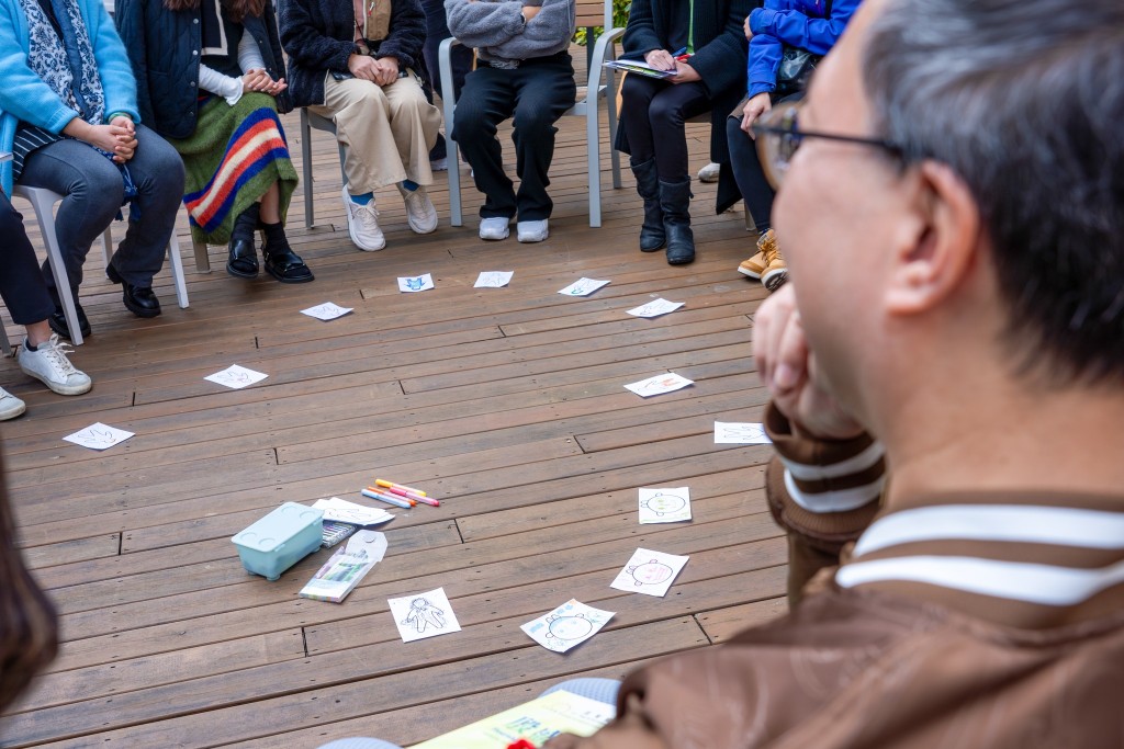 有特殊需要的大小朋友在表達藝術治療師的引導和帶領下，透過畫畫等抒發內心感受。林定國fb