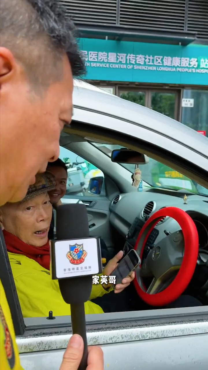黃日華將咪高峰遞向車內的羅家英,準備開始路邊的突擊訪問。 黃日華將咪高峰遞向車內的羅家英,準備開始路邊的突擊訪問。