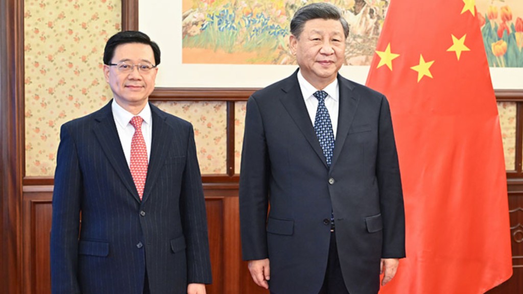消息指總理李強陪同習近平，聽取特首李家超述職，是史上首次。圖為李家超2022年在北京向習近平述職。新華社