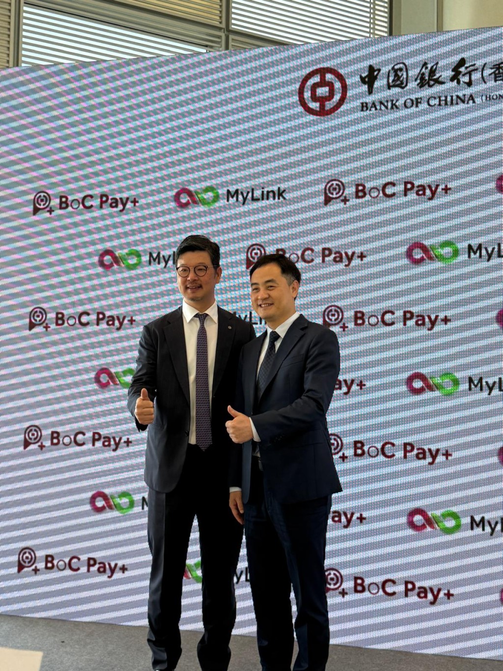 中銀香港副總裁陳文與中國移動香港董事兼行政副總裁羅偉民合照。
