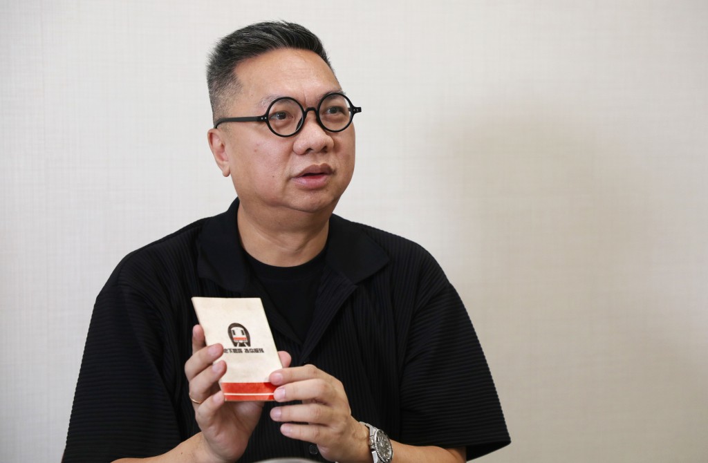 從事平面設計師的胡兆昌喜歡收藏地鐵指南，他認為第一代的地鐵指南充滿懷舊感覺，內容亦非常豐富。