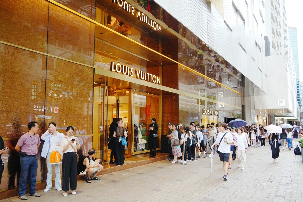 LOUIS VUITTON門外更有店員實施人流管制。 LOUIS VUITTON門外更有店員實施人流管制。