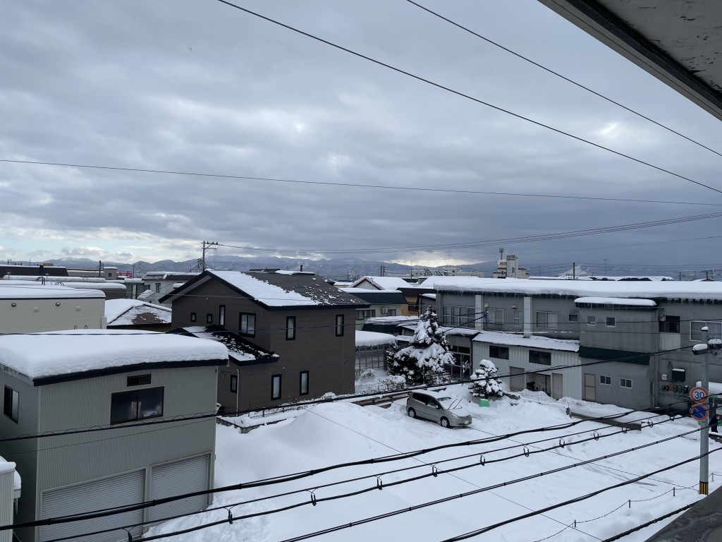 日本青森縣受大雪侵襲，部份地區積雪達3米。X