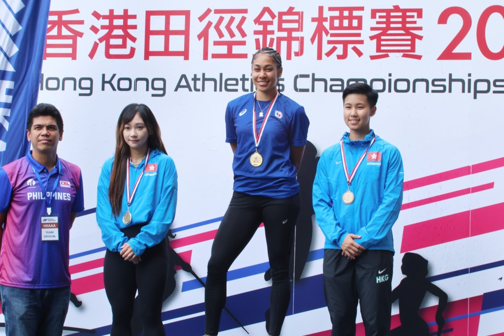 女子100米跑颁奖，右起罗芷元、菲律宾Kristina及陈佩琦。 徐嘉华摄