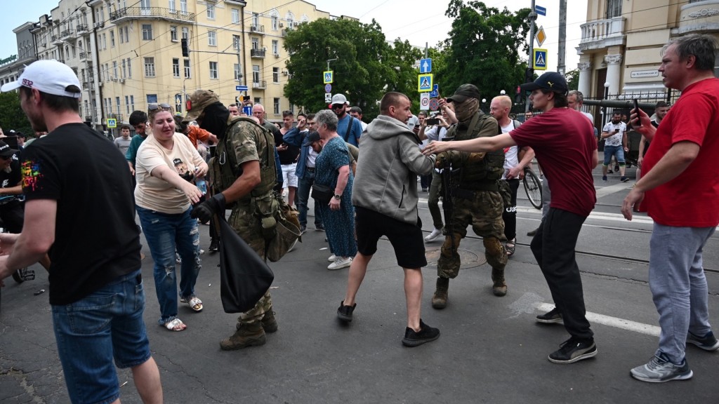 支持和反对瓦格纳的民众在顿河畔罗斯托夫街头争吵。 路透社