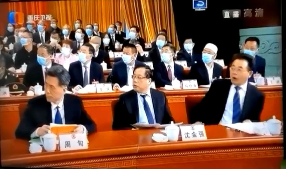 重慶政協主席王炯暈倒，現場譁然。