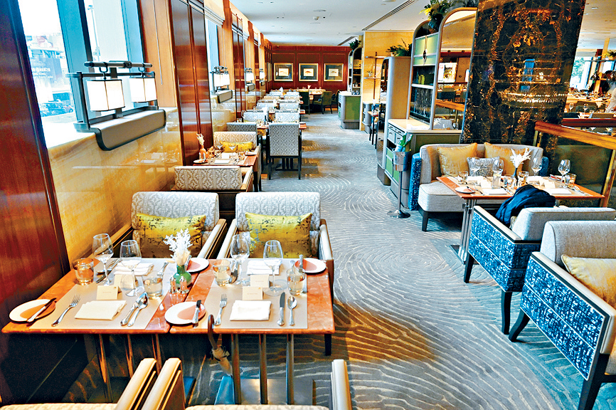 衞生防护中心指，8人在中环文华东方酒店快船廊进食生蚝等食品后，出现腹泻、腹痛、呕吐和发烧等病征。