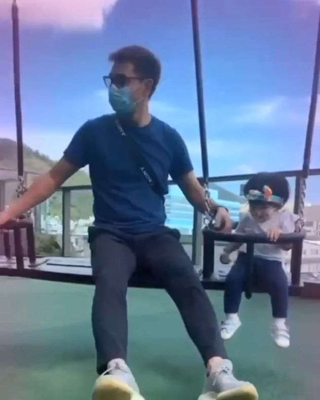 小豬比去年自己玩。