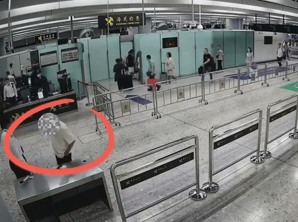 北上男腿綁49支雪茄，走路異常，被西九龍站海關截查。 海關發布