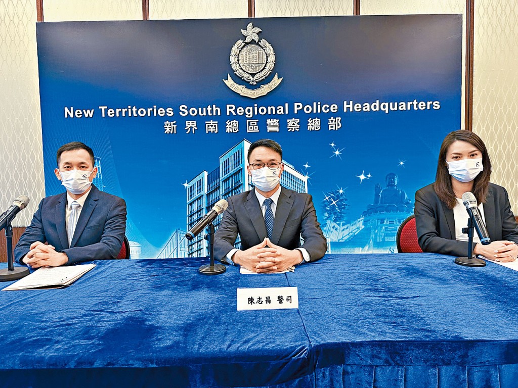 新界南總區刑事部陳志昌警司(中)表示,過去一星期警方偵破七十四宗網上騙案。