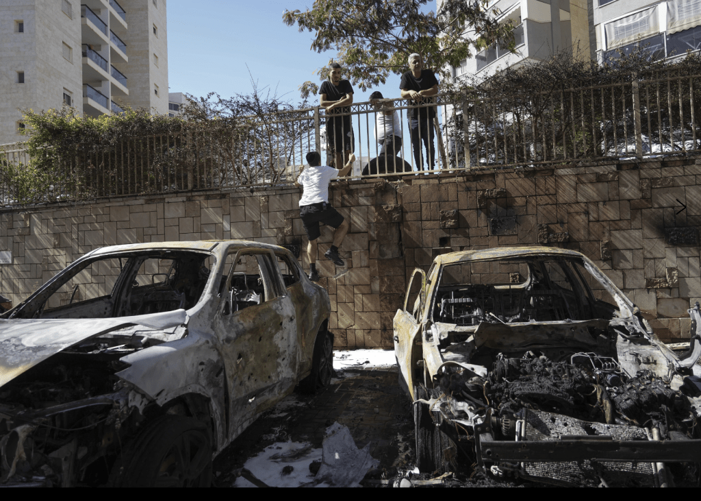 以色列境内的汽车遭哈马斯炸弹击中。美联社