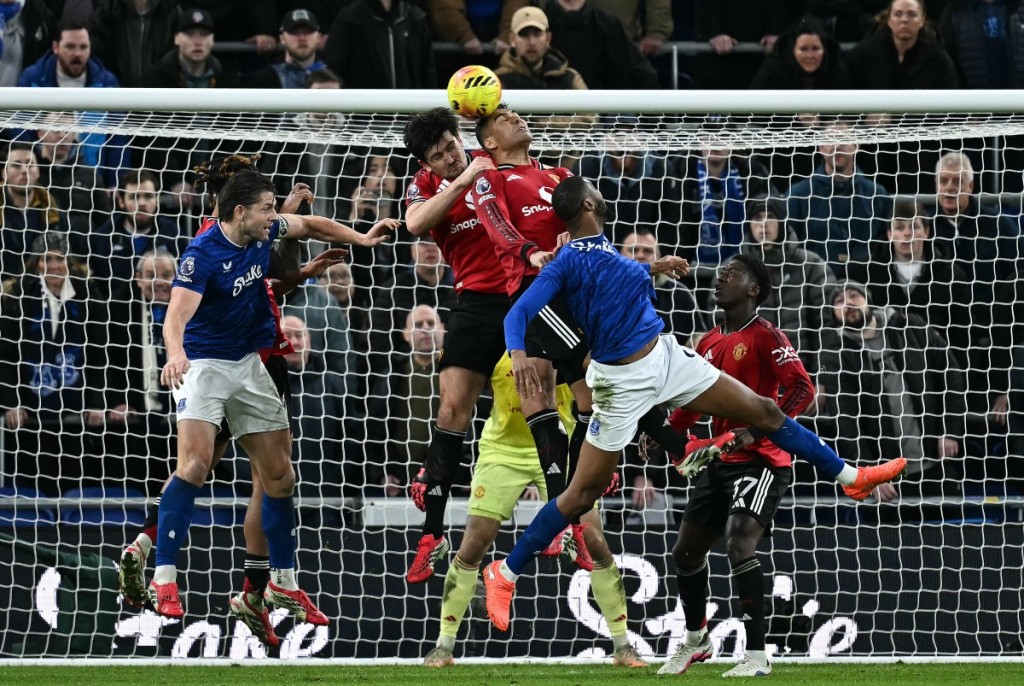 爱华顿在联赛中多次以高空攻势进袭曼联。法新社 爱华顿在联赛中多次以高空攻势进袭曼联。法新社