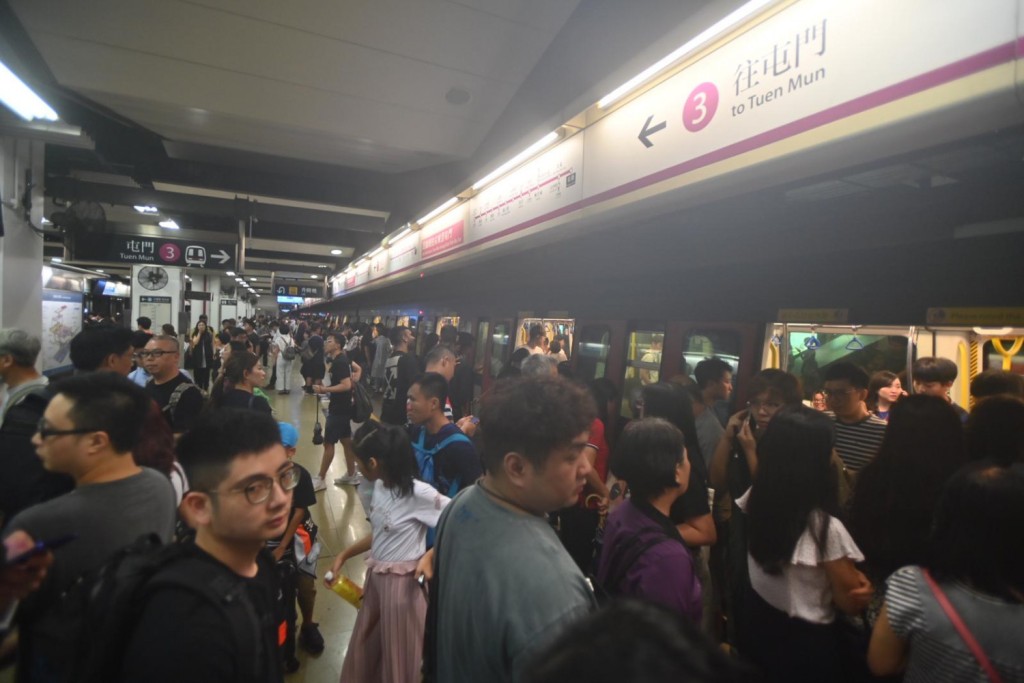 天文台宣布預計在晚上10時40分或以前發出八號熱帶氣旋警告信號，本港風勢將會加強。資料圖片