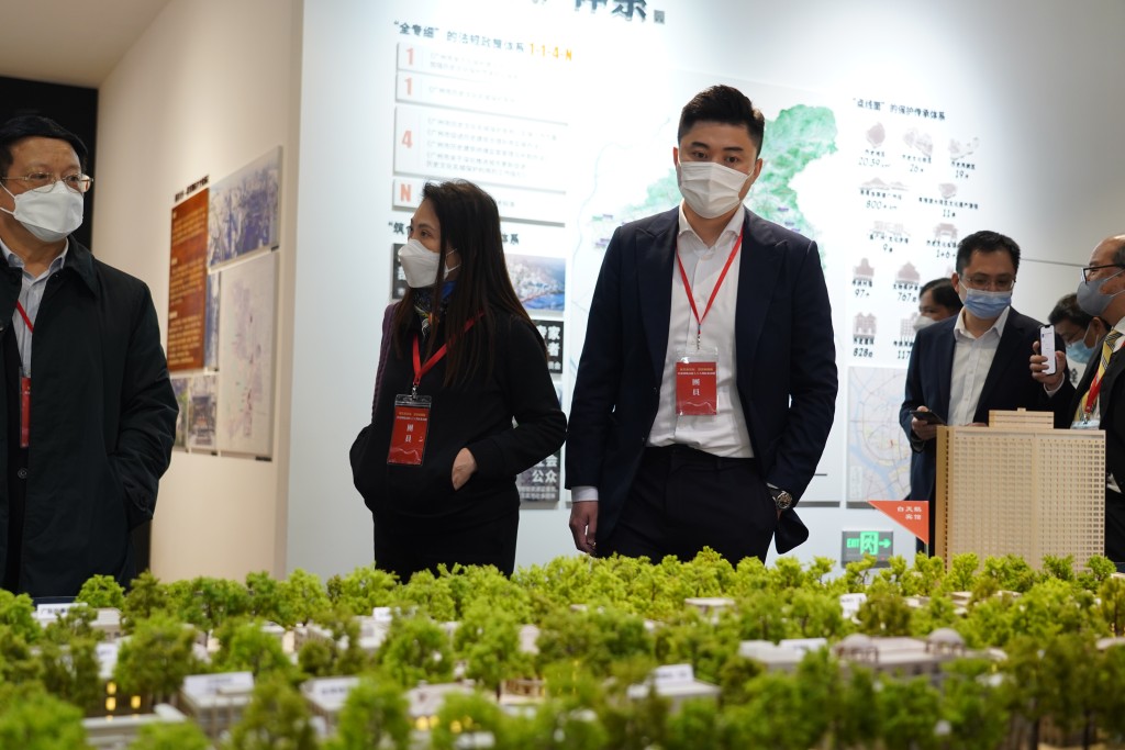 访问团参观广州市城市规划展览中心。郭咏欣摄
