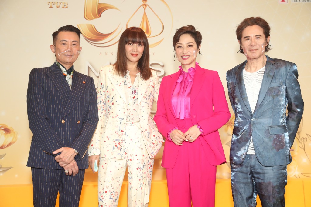 甘國亮（右）去年現身《2022香港小姐競選》舉行決賽記者會。