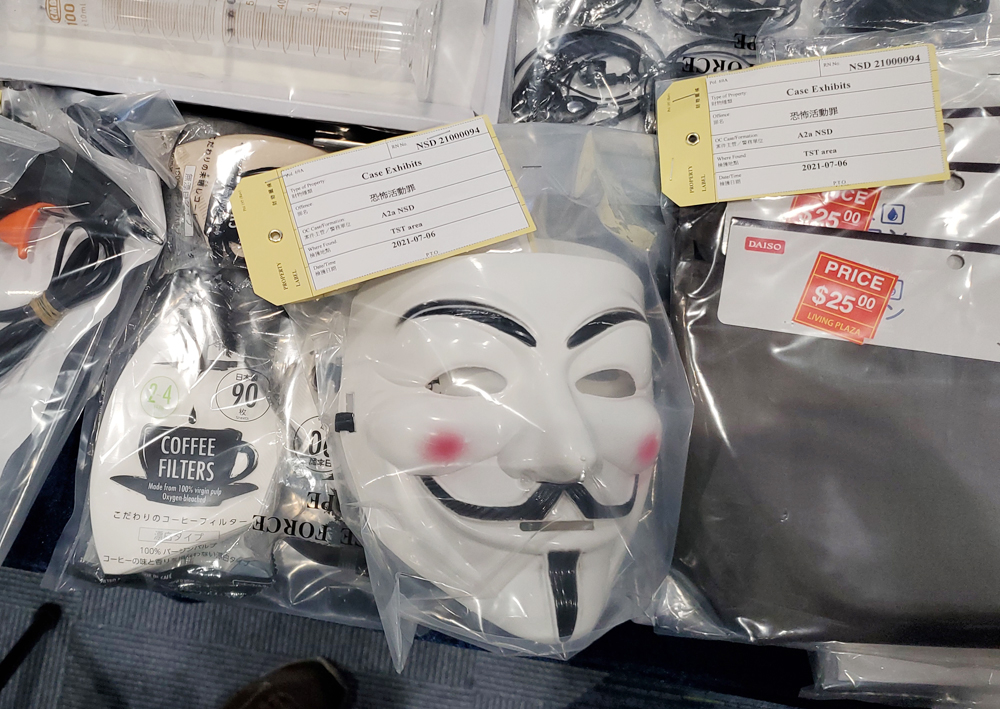 警方早前拘捕多人並展示案中檢獲證物。資料圖片