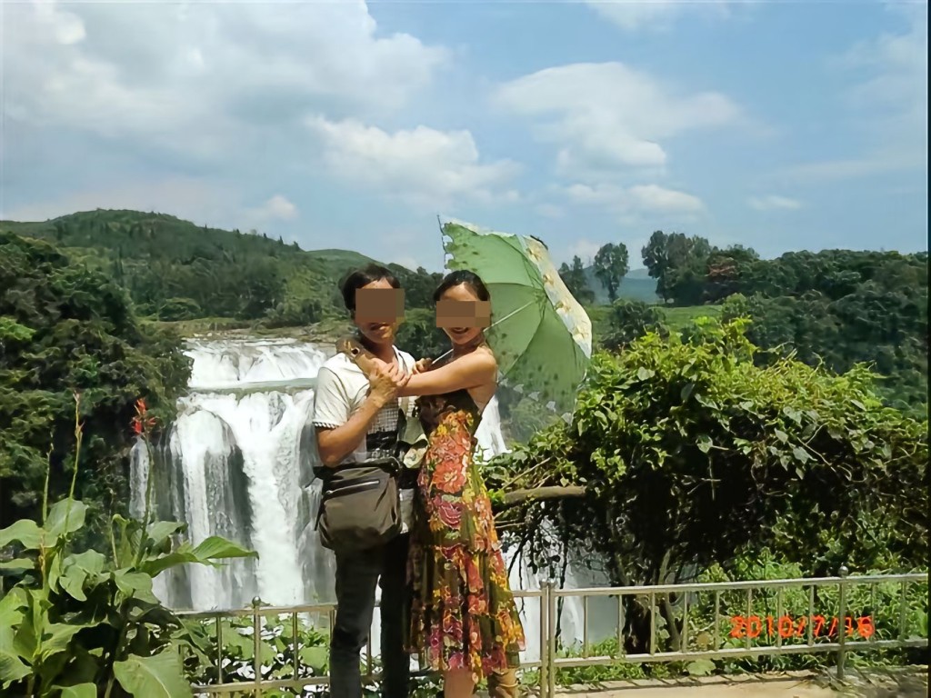這段戀曲始於08年，一名港人(左)在內地公幹時，邂逅來自雲南農村家庭的內地少女(右)。