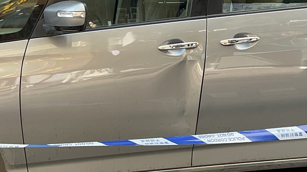 涉案七人車有輕微損毀痕跡。楊偉亨攝 涉案七人車有輕微損毀痕跡。楊偉亨攝