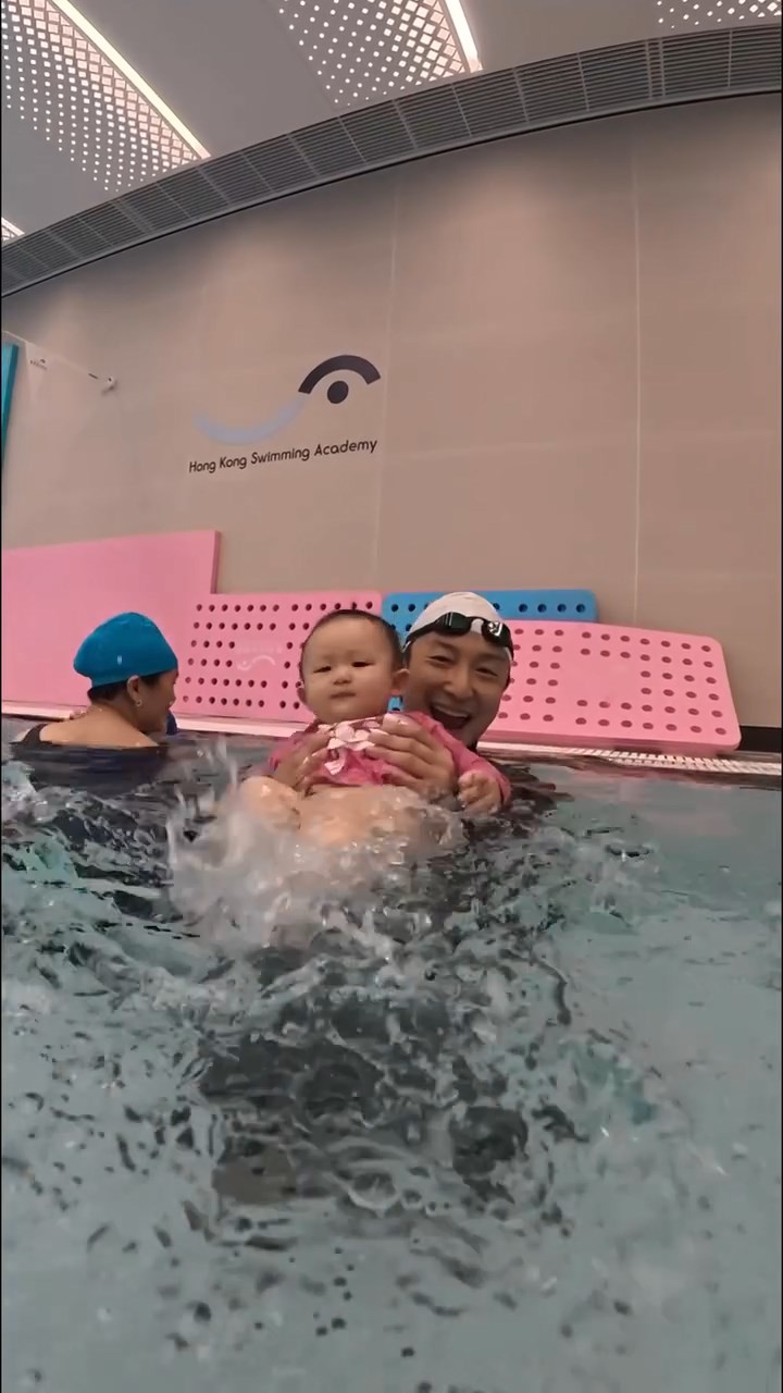 Isla在爸爸方力申懷抱中嘗試踢水。 Isla在爸爸方力申懷抱中嘗試踢水。