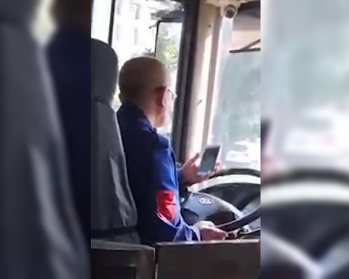 瀋陽一名巴士司機日前被投訴開車時玩手機。 網圖