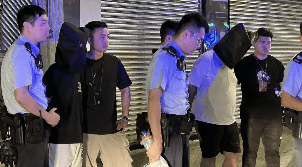 旺角毒品快餐車交收斷正,2男未完交易先被捕,警方檢依托咪酯煙彈等。蔡楚輝攝 旺角毒品快餐車交收斷正,2男未完交易先被捕,警方檢依托咪酯煙彈等。蔡楚輝攝