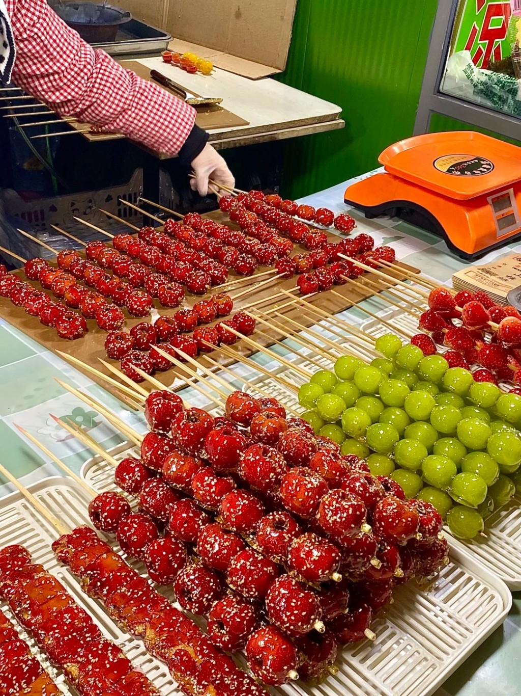 冰糖葫蘆在東北是很受歡迎的零食。小紅書