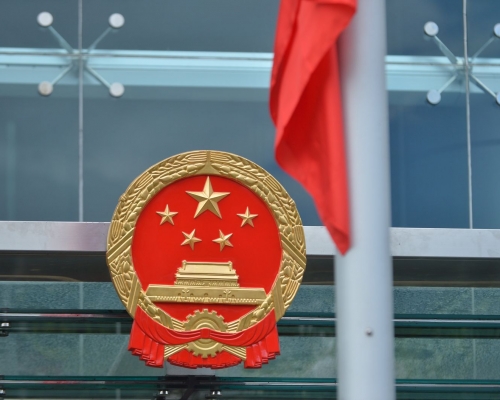 特區政府會對《國旗及國徽條例》作出適當的修訂。資料圖片