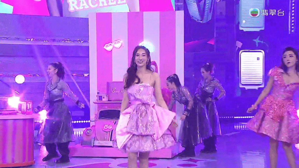 陳懿德以平胸晚裝亮相。 陳懿德以平胸晚裝亮相。